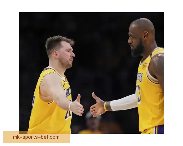 詹姆斯背靠背三双创历史新高 与东契奇赛后熊抱激情庆祝